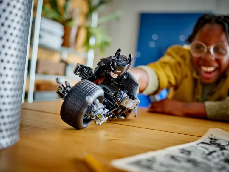 LEGO DC Batman La Figurine de Batman à Construire et la Moto Bat-Pod 76273 : Avis et test