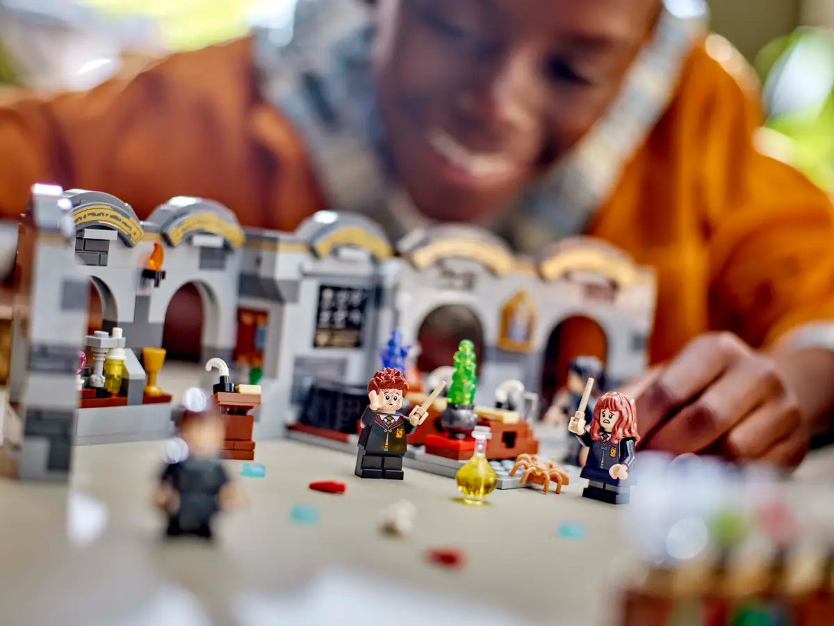 LEGO Cours de Potions 76431 - minifigurines et salle ouverte