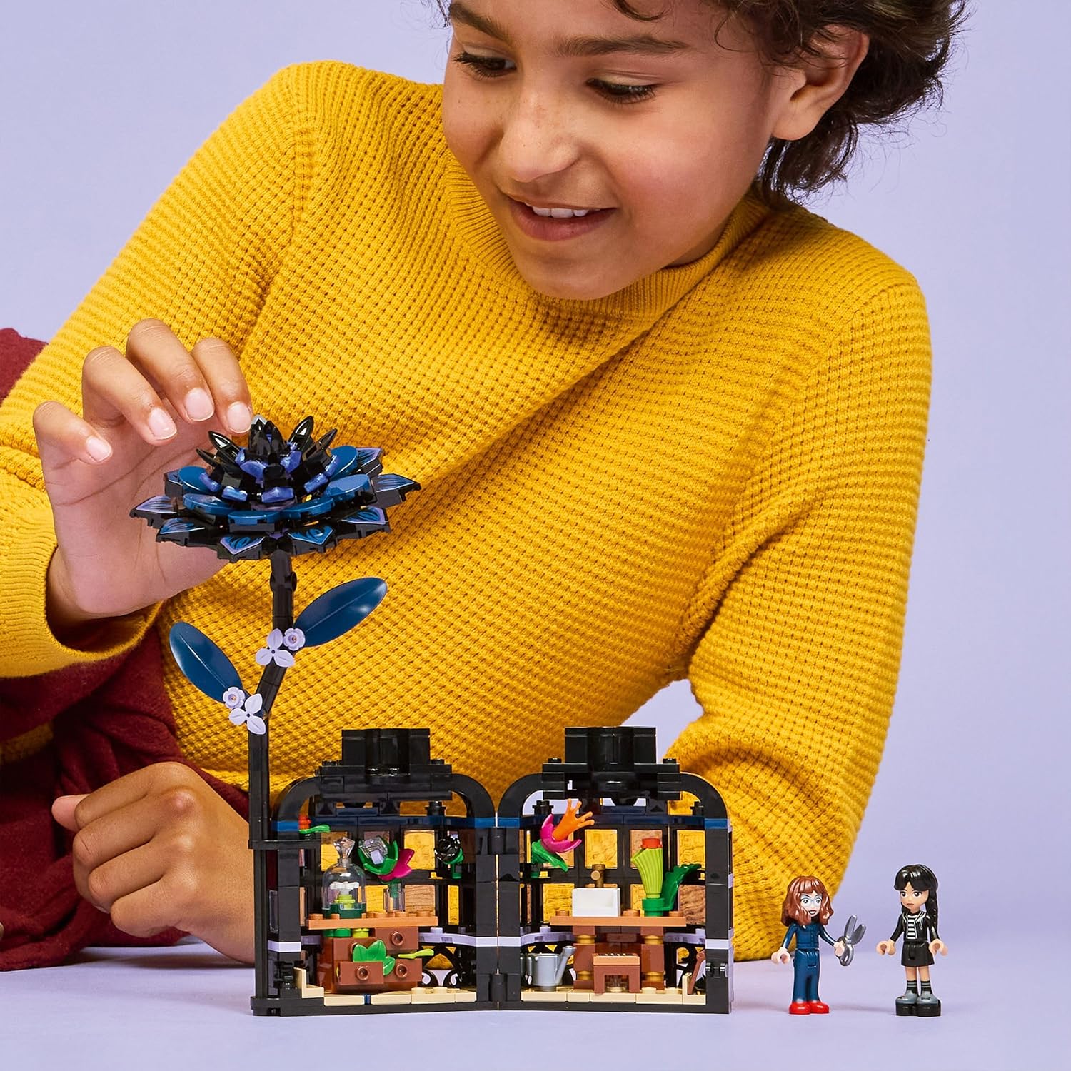 LEGO Mercredi Dahlia Noir 76784 - detail