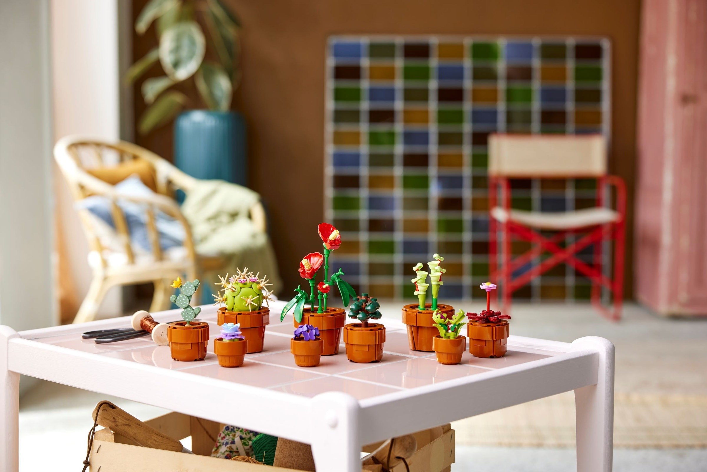 LEGO Botanicals Les Plantes Miniatures 10329 - 9 pots disposés sur une table