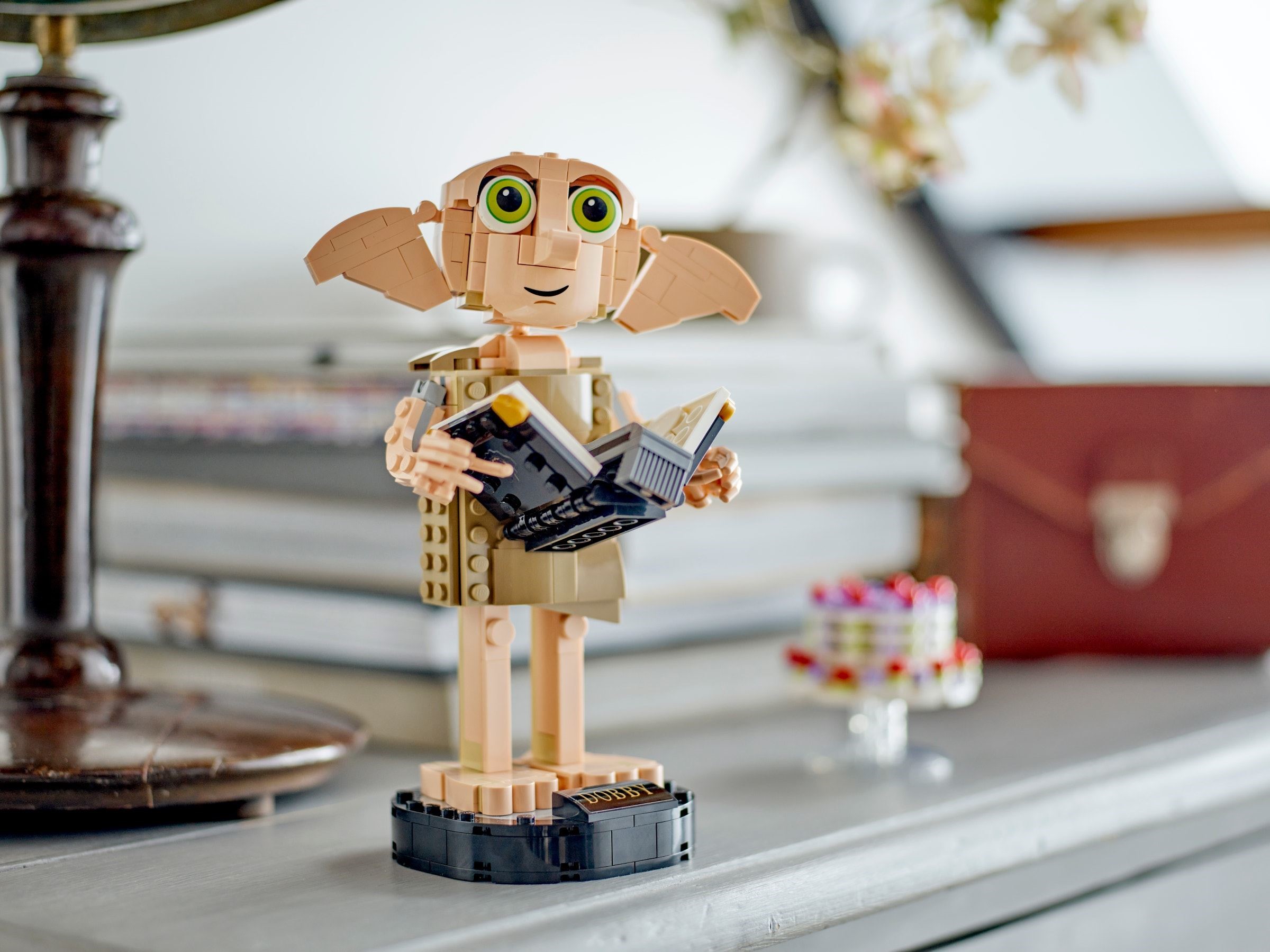 LEGO Harry Potter Dobby 76421 - posé sur un meuble avec accessoires