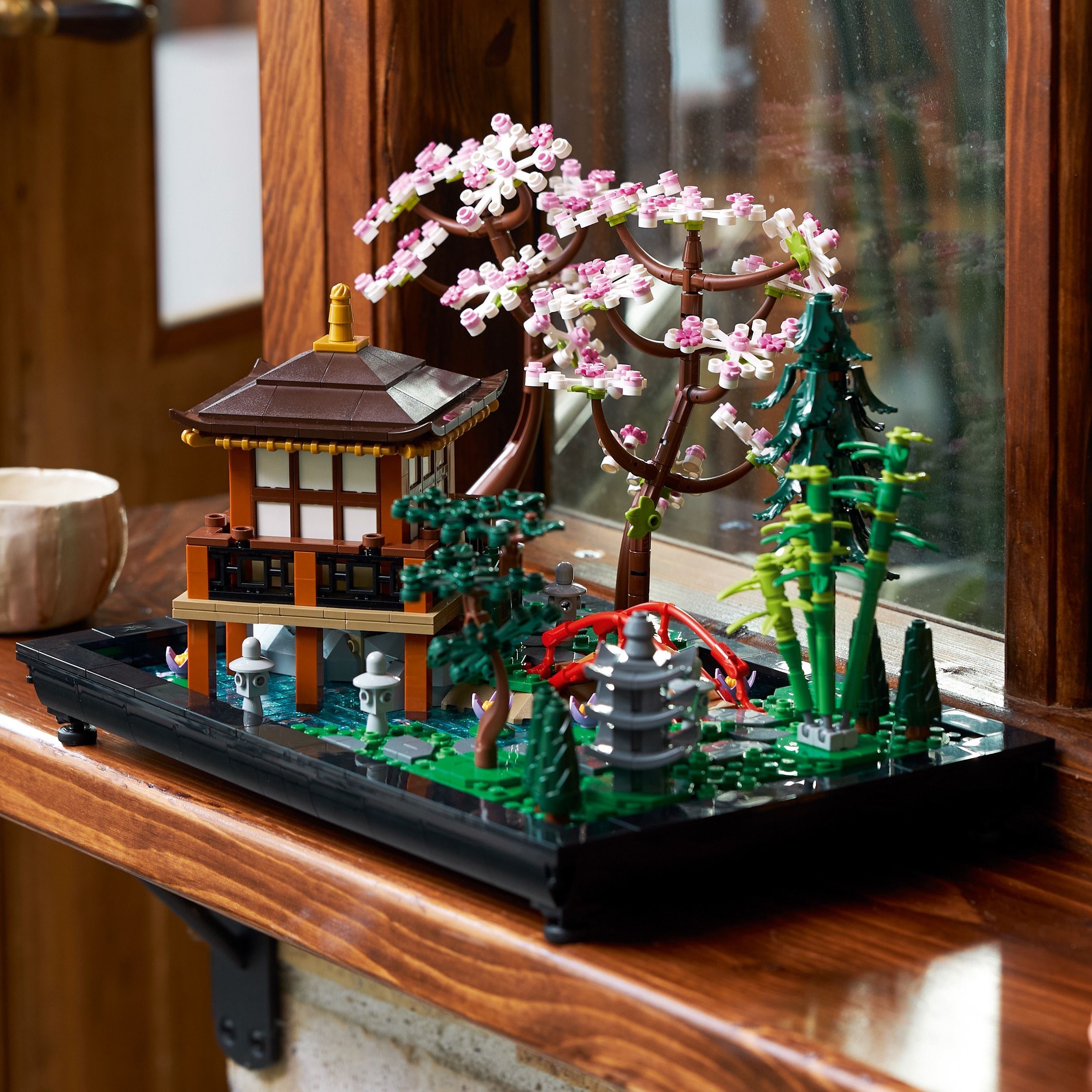 LEGO Icons Le Jardin Paisible 10315 - posé sur une étagère en bois