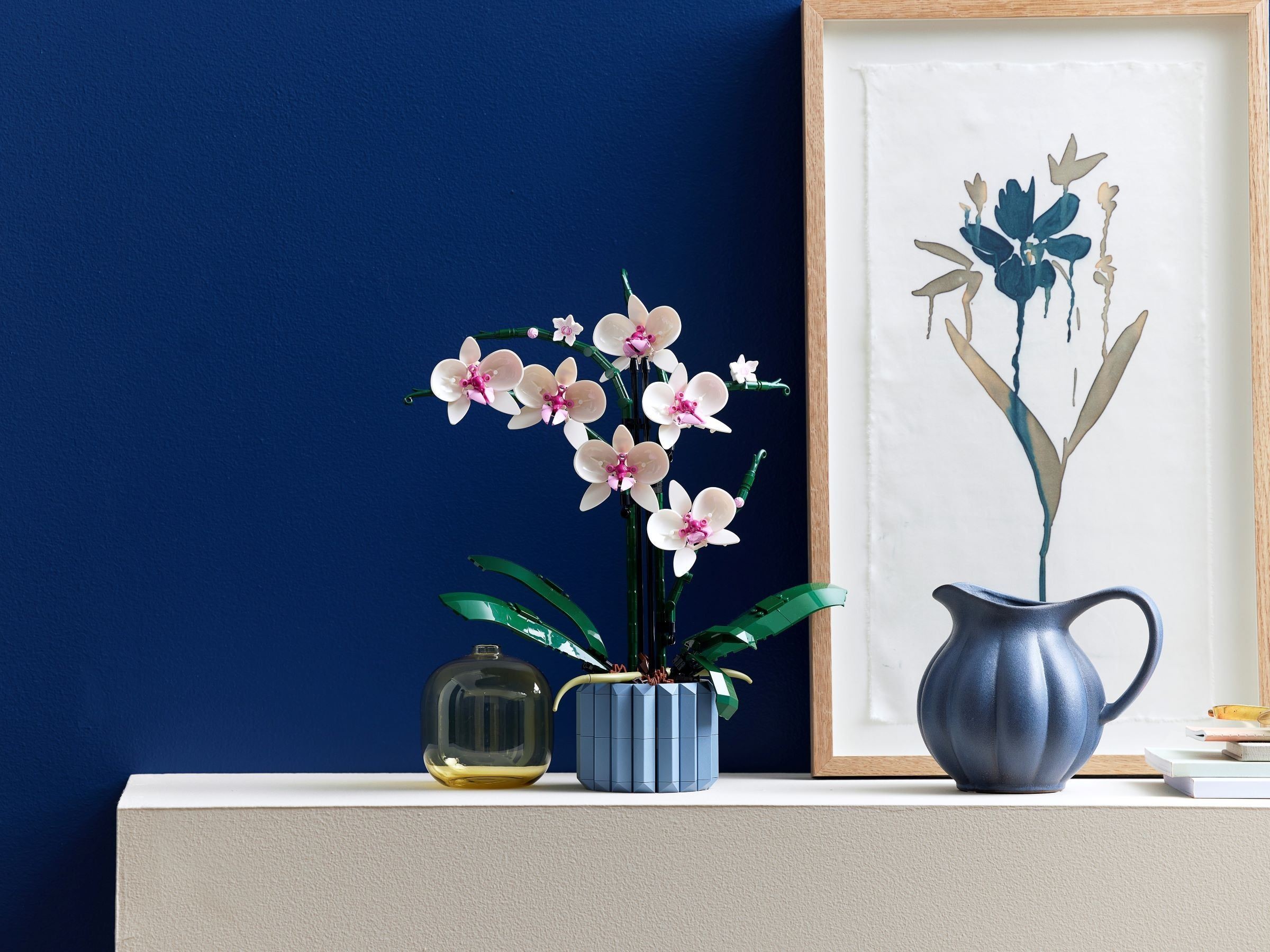 LEGO Botanicals Orchidée 10311 - posée sur un meuble comme décoration intérieure
