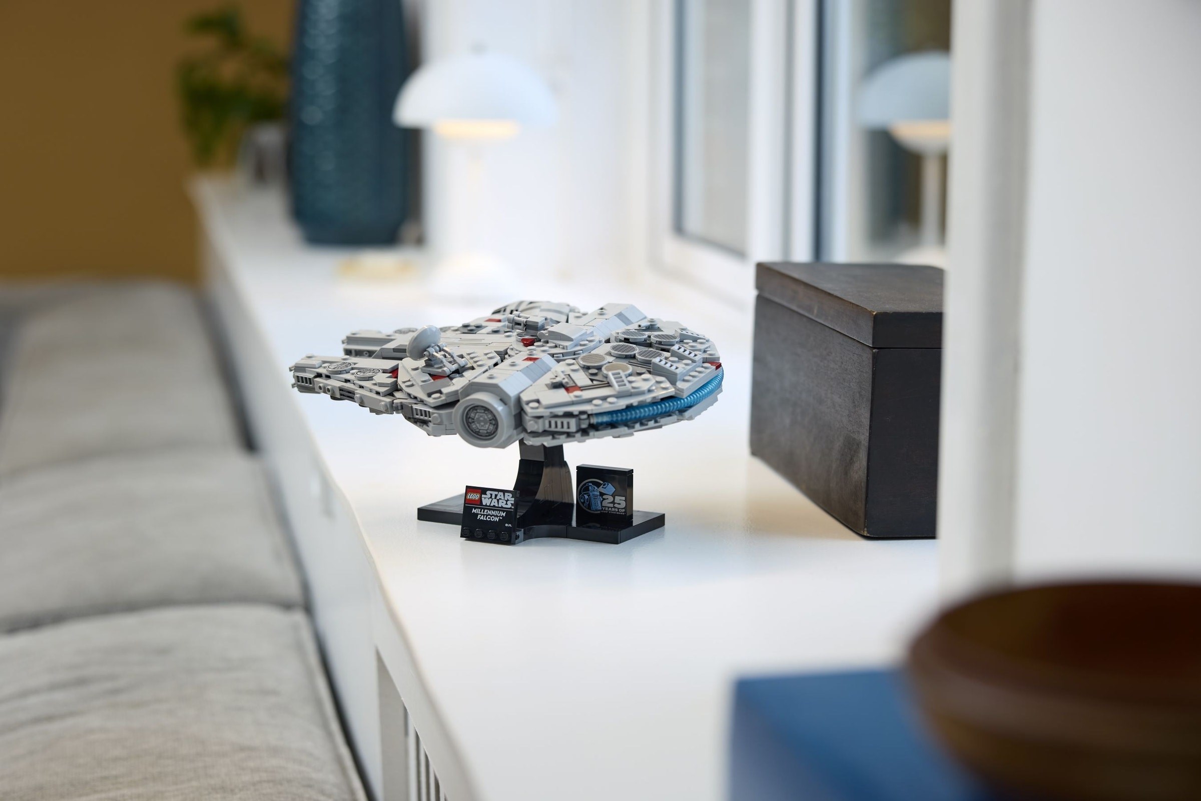 LEGO Star Wars Millennium Falcon 75375 - posé sur un meuble devant une fenêtre